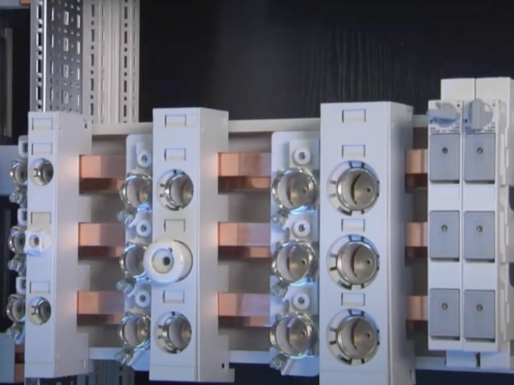 busbar systems allow for compact power distribution in enclosures and control cabinets