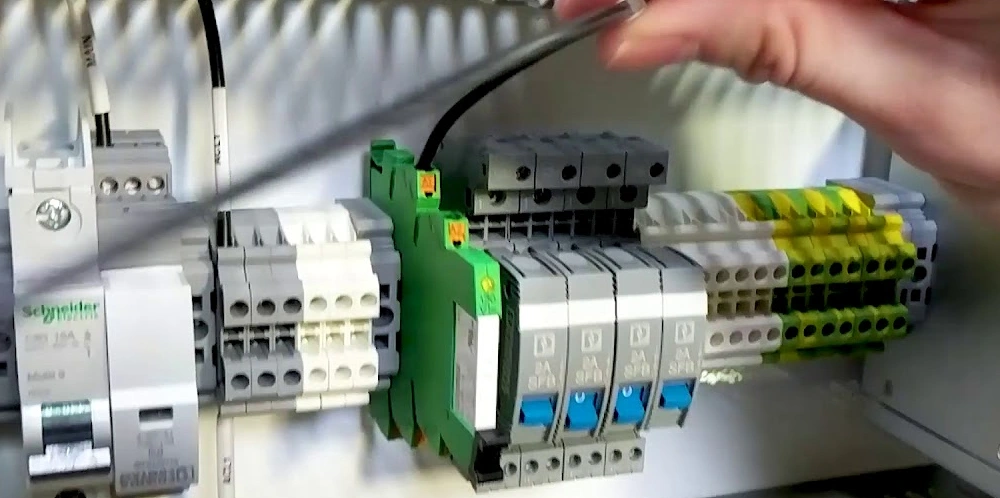 install control panel terminal blocks in a control cabinet