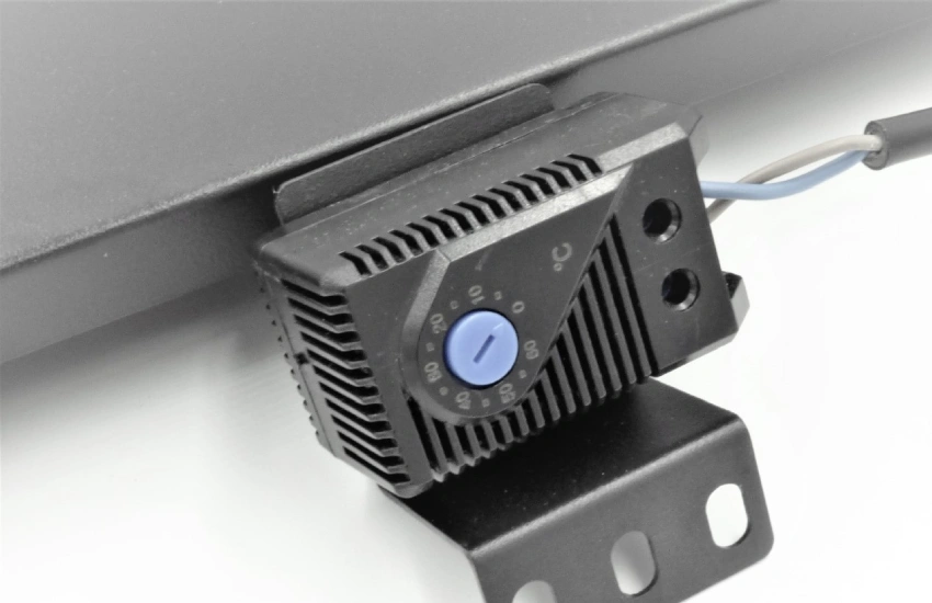 thermostat for telecommunications infrastructure